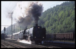 Ausfahrt im Gegenlicht! 03001 hat am 18.5.1996 um 8.57 Uhr mächtig zu arbeiten, um den langen BDEF Sonderzug bei der Ausfahrt in Bad Schandau nach Sebnitz zu beschleunigen.