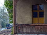 Balkon mit Bahnblick. Wo andere nur an den Lärm denken, kommen Bahnfans ins Schwärmen. 03 2155-4 rangiert mit dem Sonderzug aus Berlin. Wolsztyn, 29.4.2017