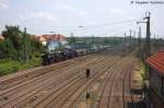 Die Vorspannlok 52 8177-9 & die Zuglok 03 1010 mit dem Dampfsonderzug  Halle – Besuch beim Eisenbahnfest im Bw Halle P  von Berlin-Schneweide nach Halle(Saale)Hbf in Halle Steintorbrcke.