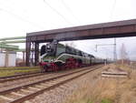 Dampf-Plus 18 201 mit dem DPE 24496 von Falkenberg (Elster) nach Erfurt Hbf, am 09.12.2017 in Erfurt Ost.