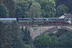 Die Dampflokomotive 18 201 Mitte Juni 2018 auf dem Wittener Ruhrviadukt.