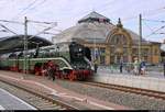 Impression mit Empfangsgebäude und 18 201 der Dampf-Plus GmbH als SDZ 56744 von Naumburg(Saale)Hbf nach Warnemünde, der in Halle(Saale)Hbf auf Gleis 9 steht.