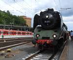 LOKLEGENDE 18 201 IM HBF. KOBLENZ
Einmalig und leider nicht mehr zu wiederholen- Schnellfahrloklegende 18 201
am 16.6.2018 im Hauptbahnhof KOBLENZ.....