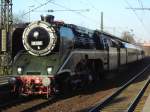 18 201 beim Aufenthalt im Bahnhof Peine auf der Sonderfahrt nach Dresden am 21.03.2009