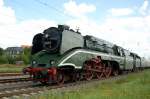 Die 18 201(02) mit einem Sonderzug auf dem Weg nach Rostock in der stlichen Einfahrgruppe des Rostocker HBf (2007).