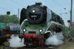 18 201 am 04.06.2011 beim Bereitstellen des Sonderzuges aus Leipzig zur Rckfahrt (aufgenommen auf dem Gelnde des Eisenbahnmuseums Darmstadt-Kranichstein) 