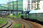 18 201 am 04.06.2011 mit einem Sonderzug des Vereins  Sonderzugveranstaltungen Chemnitz  auf der Fahrt von Leipzig ins Eisenbahnmuseum Darmstadt-Kranichstein, hier unterwegs im Maintal.