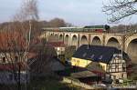 18 201 mit einem Sonderzug nach Grlitz am 03.12.2011 auf dem Viadukt in Demitz-Thumitz