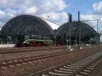 18 201 und 03 1010 stehen am 01.04.12 im Hbf Dresden mit dem Sonderzug nach Tharant bereit.