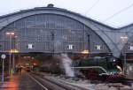 Am verregneten Morgen des 07.04.2012 steht 18 201 mit ihrem Sonderzug des Vereins  Sonderzugveranstaltungen Chemnitz  auf Gleis 15 in Leipzig Hbf fr eine groe Harz-Umrundung zur Abfahrt bereit.