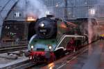 18 201 am 07.04.2012 vor einem Zug des Vereins  Sonderzugveranstaltungen Chemnitz , kurz vor Abfahrt zu einer groen Harz-Umrundung, auf Gleis 15 in Leipzig Hbf.