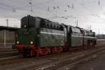 18 201 hat am Nachmittag des 07.04.2012 im Bahnhof Bebra gerade ihren Zug der  Sonderzugveranstaltungen Chemnitz , welcher im Rahmen einer Harzumrundung, ausgehend von Leipzig, hier Station machte, verlassen und ist unterwegs zum Wasserfassen.