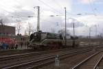 18 201 am 07.04.2012 beim Wasserfassen mit Hilfe der Feuerwehr im Bahnhof Bebra. Die Maschine war an diesem Tag mit einem Zug der  Sonderzugveranstaltungen Chemnitz  zu einer groen Harzumrundung unterwegs und legte hier einen zweistndigen Zwischenstop ein. Links ist ein extra fr diesen Anla ausgestelltes historisches Lschfahrzeug der Feuerwehr Bebra zu sehen, direkt an der Bahnsteigkante verluft der Wasserschlauch, mit welchem gerade der gewaltige Durst der Lok gestillt wird!