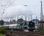 DR 18 201 mit Sonderzug bei Ausfahrt aus Halle (Saale) Hbf., fotografiert am 12.8.2006 