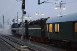 Soeben hat 18 201 ihren Sonderzug der SVC am Morgen des 01.09.2012 auf Gleis 3 in Dresden Hbf fr seine Fahrt zu den XVIII.