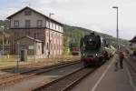 Whrend 18 201 am Nachmittag des 01.09.2012 ihren Zug der Sonderzugveranstaltungen Chemnitz auf Gleis 2 des Meininger Bahnhofes zur Rckfahrt nach Dresden bereitstellt, wartet links hinten 112 565 der PRESS auf neue Aufgaben. Rechts auf Bahnsteig 1 ist hier gut der Menschenandrang zu sehen, welcher auch darauf zurckzufhren war, dass sich die Abfahrt der nachfolgenden Sonderzge (auch alle wegen der hier stattfindenden XVIII. Meininger Dampfloktage vor Ort), durch die versptete Abfahrt des Dresdner Zuges ebenfalls erheblich verzgerte. Die betreffenden Zge waren im Einzelnen: Traditionszug Berlin mit 03 1010, ein Zug der Historischen Eisenbahn Frankfurt/M. mit 01 118, fr welche das auch die erste Befrderungsleistung nach ihrer Instandsetzung im Dampflokwerk Meiningen war (!) und ein Zug des Leipziger Eisenbahnmuseums mit 132 004.