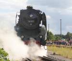 Es ist schon merkwrdig, wann immer wir mal freie Sicht auf 18 201 haben, schaltet sie ihren  Tarn-Modus  ein und hllt sich in Dampf. Auch fr sie hie es zurck in den Bahnhof Meiningen und bereit machen zur Abfahrt. Aufgenommen am 01.09.2012 zu den 18. Meininger Dampfloktagen.