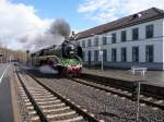 18 201 fhrt am 07.04.2012 mit einem Sonderzug durch Vienenburg (Harz).