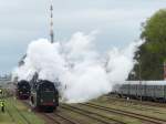 Erste Fahrten vor der großen Paradefahrt - 18 201 und 01 0509-8 fahren die Strecke entlang, um zu rangieren. Wolsztyn, 27.4.2013