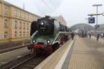 Gerade ist am Morgen des 29.03.2014 die schnellste betriebsfähige Dampflok der Welt, 18 201, mit einem Zug der Sonderzugveranstaltungen Chemnitz, auf Gleis 7 in Halle/Saale Hbf, aus Lutherstadt