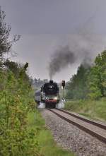 02 201 bei der Ausfahrt aus dem Bf Bergen auf der Insel Rügen nach Putbus am 16.05.2015