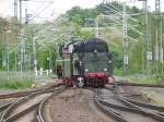 Bei der Zuführung des Sonderzuges für seine Sonderfahrt von Lübeck nach Putbus auf Rügen wurde die 18 201 der  DR , rangiert um Wasser zu fassen und den zweiten Tender im