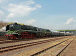 Einfahrt des Sonderzuges aus Cottbus mit 18201 an der Spitze in den Bahnhof Wolsztyn zur Dampflokparade  am 30.