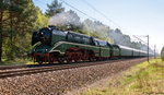 18 201 mit dem Dampfsonderzug zum 827 Hamburger Hafengeburtstag (DPE 61078) von Leipzig Hbf nach Hamburg Hbf, bei Friesack und am Zugende schob die 243 005-6.