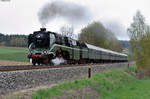 Im Zuge der Hof-Plauener Dampftage kam 18 201 mit einem Sonderzug von Regensburg nach Hof durch Naabdemenreuth, 24.04.2016