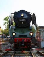 DR 18 201, mit einer Höchstgeschwindigkeit von 182,4 km/h eine der schnellsten betriebsfähigen Dampflokomotiven der Welt, wird auf der Drehscheibe des DB Museums Halle (Saale) anlässlich des jährlichen Sommerfests präsentiert. Zu sehen ist die Lokfront. [26.8.2017 - 15:56 Uhr]