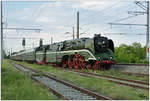 Die wunderschöne DR 18.201 fährt mit dem Sonderzug SR 19783 von Passau Hbf nach Wien Hbf. Die Schnellzuglokomotive 18.201 der Deutschen Reichsbahn entstand 1960 bis 1961 im Reichsbahnausbesserungswerk Meiningen, aus Teilen der 61 002, dem Schlepptender der 44 468 Teilen der H 45 024 und einer Lokomotive der Baureihe 41. Mit 182,4 km/h Höchstgeschwindigkeit, ist sie die schnellste betriebsfähige Dampflok der Welt.(Quelle Wiki) 
Wien Erdberg 11.05.2018