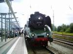 Die 18 201 steht mit dem Elbe-Ostsee-Express von Dresden Hbf.nach Bad Doberan im Rostocker Hbf.Aufgenommen am 16.07.05