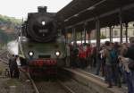 Kurz nachdem 18 201 mit ihrem Zug der Sonderzugveranstaltungen Chemnitz den Bahnhof Meiningen zum Besuch der am 01. und 02.09.2012 im hiesigen Dampflokwerk stattfindenden XVIII. Dampfloktage erreicht hat, prsentiert sie sich auch sogleich ganz  ladylike  als Shooting-Star! Whrend links noch am  Make up  gebastelt wird, drngeln sich rechts bereits die Fotografen!! Ein Bild, welches vielleicht auch einmal sehr eindrcklich zeigt, wie schwierig es manchmal ist, aufgrund des herrschenden Menschenandrangs bei solchen Groveranstaltungen zu einer halbwegs vernnftigen Aufnahme zu kommen! ;-)