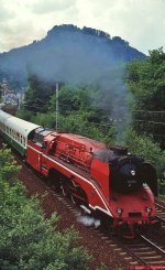 Im Rahmen des Dresdner Dampflokfestes im Mai 2002 war 18 201 im Elbtal unterwegs, hier bei Knigstein.