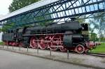 BR 18.3, steht vor der FH Offenburg, Blick auf die Fhrerstandseite, wurde als Schnellzuglok vor dem berhmten  Rheingold  eingesetzt und erreichte mit ca.2000PS eine Geschwindigkeit von 140Km/h,