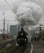 Die S3/6 des Eisenbahnmuseums Nrdlingen mit einem Sonderzug bei der Ausfahrt in Mnchen Ost.