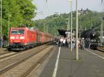 DB 185 042-9 mit einem Kohlezug und auf Gleis 3 Bayrische S 3/6 der Zuschauer Magnet ;)in Linz am Rhein am 30.4.2011