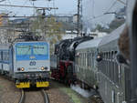 Treffen der Generationen. Die 35 1097-1 zieht uns in Richtung Děčín, während die 162 038-4 einen Personenzug nach Prag bringt.