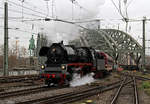 35 1097 mit einem Sonderzug aus Hamburg von Nostalgiezugreisen bei der Einfahrt in Köln Hbf am 07.12.2019. Die 35 1097 bespannte den Zug ab/bis Bielefeld