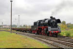 23 1097-1 (35 1097-1) ist anlässlich des Herbstlokfests mit mehreren Flachwagen als  Fotogüterzug  auf dem Gelände des Lokschuppen Staßfurt unterwegs.