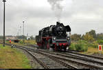 23 1097-1 (35 1097-1) hat beim Herbstlokfest im Lokschuppen Staßfurt ihre Flachwagen abgestellt und überträgt den Dienst als  Fotogüterzug  gleich an eine andere Lok.