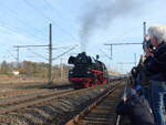 35 1097-1 mit dem Nostalgiezugreisen Sonderzug D 79648 ber Meiningen nach Eisenach, am 30.10.2021 in Neudietendorf. Die Lok bespannte den Sonderzug der als DPE 349 aus Hamburg-Harburg kam zwischen Neudietendorf und Meiningen.