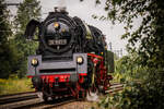 35 1097 der Eisenbahnfreunde aus Glauchau übernahm am 26.08.2023 die Führerstandsmitfahrten beim 30. Heizhausfest des Sächsischen Eisenbahnmuseum Chemnitz Hilbersdorf. Hier war sie gerade mit einer der vielen Hin- und Herfahrten auf dem Museumsgleis unterwegs.