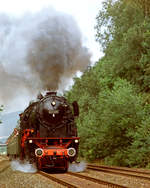 16. August 1987, Schiefe Ebene bei Marktschorgast, Lok DB 23 105 zieht einen Sonderzug bergwärts. Die Lokomotive mit der Betriebsnummer 23 105, hergestellt von der Firma Arnold Jung und im Dezember 1959 in Betrieb genommen, war die letzte Dampflok, die von der Deutschen Bundesbahn beschafft wurde. Bereits 1972 musterte man sie aus; erst zur 150-Jahr-Feier der Deutschen Eisenbahn 1985 erfolgte durch die Deutsche Bundesbahn eine betriebsfähige Wiederherstellung. Die im Verkehrsmuseum Nürnberg stationierte Maschine wurde am Abend des 17. Oktober 2005 bei einem Großbrand im Lokomotivschuppen schwer beschädigt. Danach kam sie in das Süddeutschen Eisenbahnmuseum Heilbronn, wo sie in dreijähriger Arbeit restauriert wurde. Derzeit ist sie auf der Bundesgartenschau in Heilbronn ausgestellt (Hohenloher Zeitung vom 4. Mai 2019).