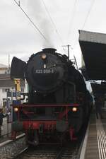 Die 023 058 hat soeben mit ihrem  Swiss Train bleu  die erste Rundfahrt des Tages absolviert und ist gerade in Romanshorn eingetroffen.

Romanshorn, 19.09.2021