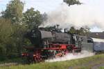 Mit Volldampf über den Seerücken! Die 023 058 hat soeben die Anhöhe erreicht und wird mit dem  Swiss Train bleu  nächstens den Bahnhof Siegershausen durchfahren. Danach neigt sich die Strecke in Richtung Weinfelden.

Siegershausen, 19.09.2021