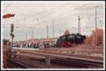 Lauda anno 1975: Soeben ist Dampflok 023 058-1 mit dem Schnellzug D 88736 aus (Mönchengladbach -) Hanau im nordbadischen Bahnhof Lauda eingetroffen.