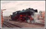 Lauda anno 1975: Soeben ist Dampflok 023 058-1 mit dem Schnellzug D 88736 aus (Mönchengladbach -) Hanau im nordbadischen Bahnhof Lauda eingetroffen und fährt zum Restaurieren ins BW. Natürlich nicht, denn dem aufmerksamen Betrachter fallen sofort die üppige Vegetation, der moderne Bahnsteig und die Schar der Fotografen auf, die am 19.10.2024 den Sonderzug mit der 23 058 (Eurovapor) fotografiert haben. Unter dem Motto  Auf den Spuren der Baureihe 23 in Lauda  wollte der Veranstalter NostalgieZugReisen an die gute alte Bundesbahn-Zeit und ehemalige nordbadische Dampflok-Hochburg erinnern. Passend zum Motto wurde das Bild entsprechend auf Alt  gefiltert .