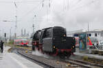 23 042 hat am 1. Oktober 2022 einen Zug nach Kaiserslautern gebracht und setzt nun bei strömenden Regen ans Zugende um.
