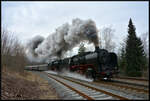 Mit Volldampf beschleunigen am 22.02.2025 die Dampfloks 50 3501 (MDV) und 23 058 (Eurovapor) den Sonderzug  Schneeflocke  aus dem Bahnhof Zella-Mehlis. Veranstalter der Fahrt von Nürnberg nach Arnstadt u. z. war IGE Erlebnisreisen aus Hersbruck. Hinweis: Ein Funkmast wurde digital demontiert.